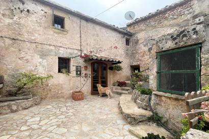 Renovated village house, 4 bedrooms, garden, parking, Ses Coves, Santa Eugènia.