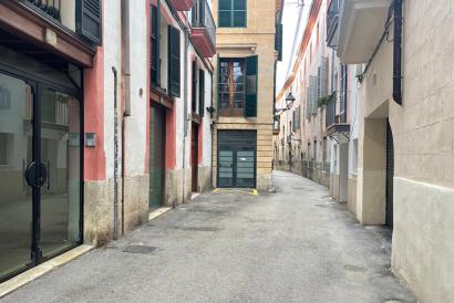 Commercial space with a shop window in the Calle San Feliu area, Old Town of Palma.