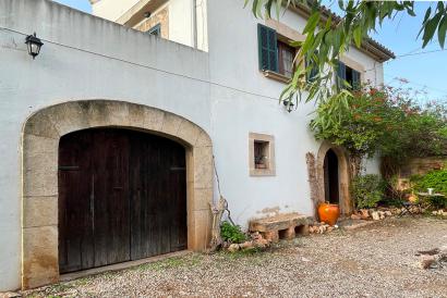 Renovation project in Santa Eugenia, 200 m² country house with pool, land, and views.